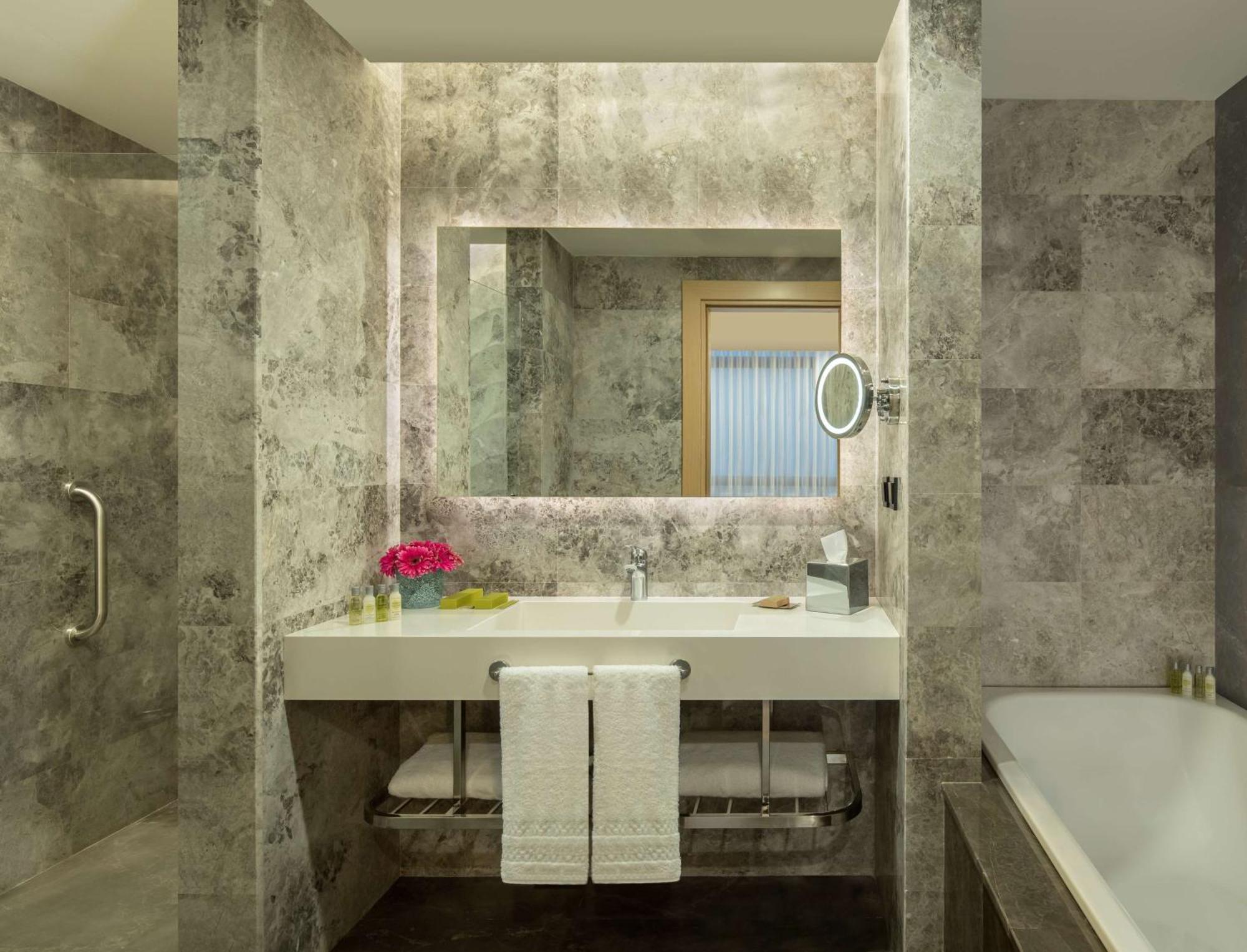 Doubletree By Hilton Manisa Hotell Exteriör bild
