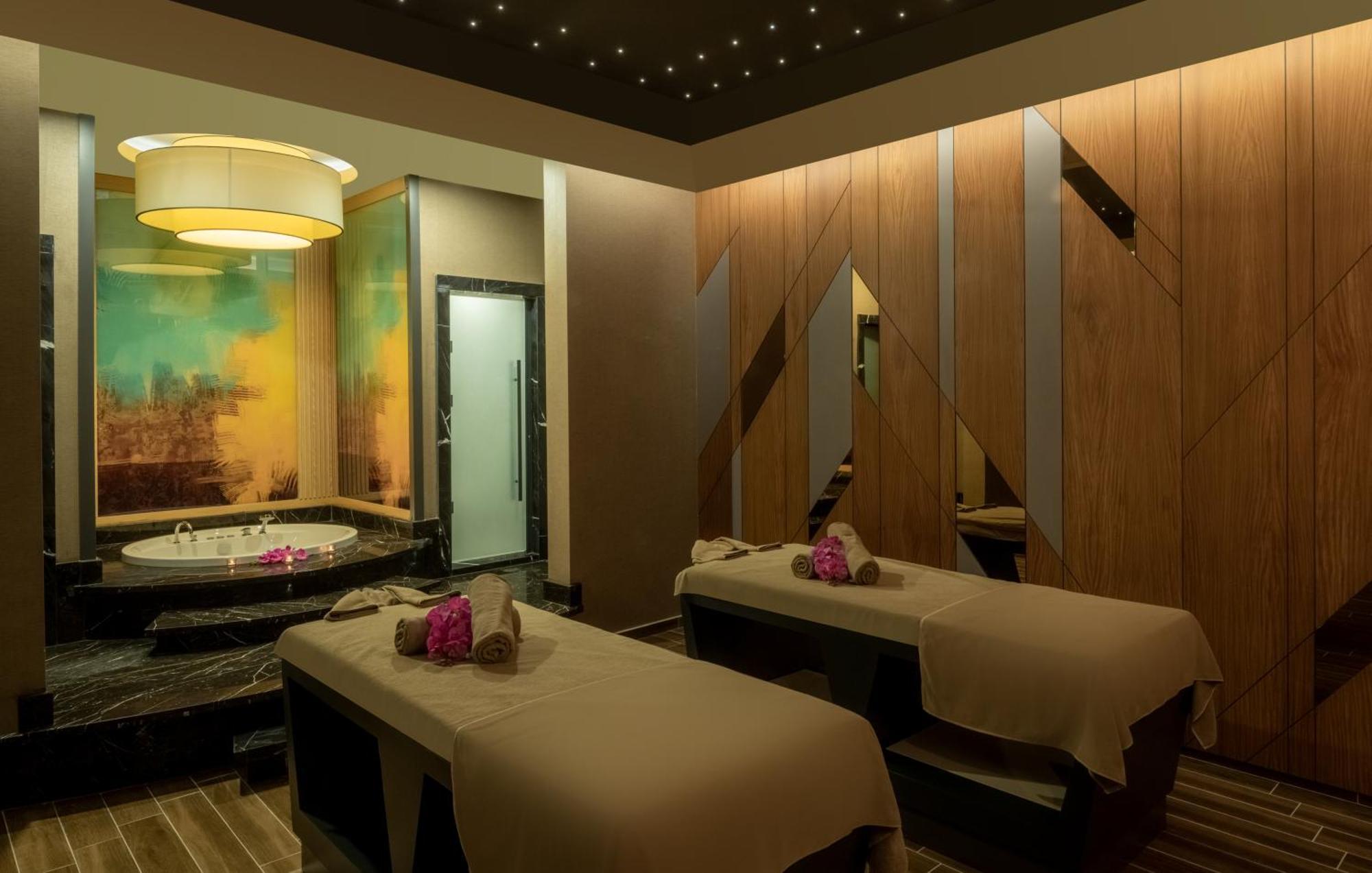 Doubletree By Hilton Manisa Hotell Exteriör bild